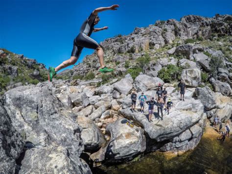 ¡Kloofing: The Ultimate Guide to Canyoneering - Una aventura visual para los amantes del diseño natural!